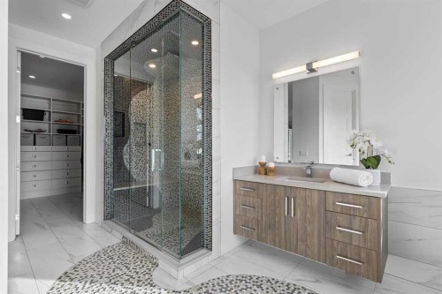 511 7 Street Ne, Calgary, AB - Indoor Photo Showing Bathroom