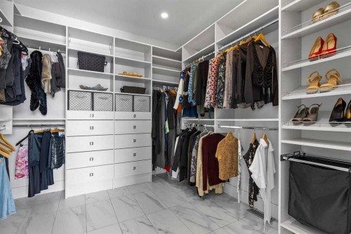 511 7 Street Ne, Calgary, AB - Indoor With Storage