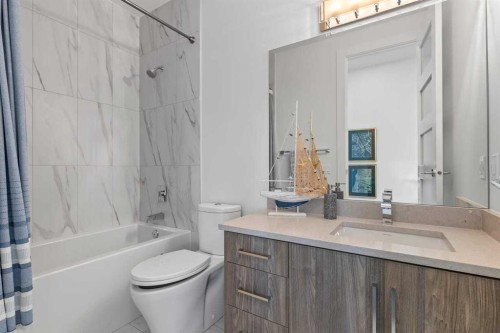 511 7 Street Ne, Calgary, AB - Indoor Photo Showing Bathroom