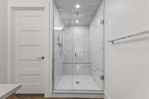 511 7 Street Ne, Calgary, AB - Indoor Photo Showing Bathroom