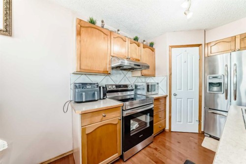 16062 Everstone Road Sw, Calgary, AB - Indoor Photo Showing Kitchen