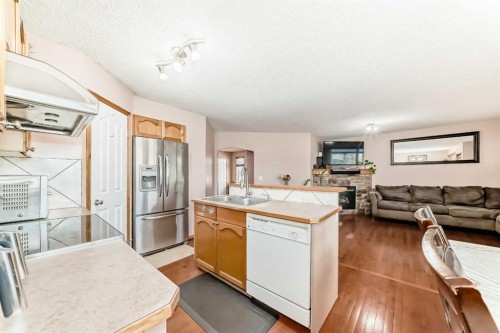 16062 Everstone Road Sw, Calgary, AB - Indoor Photo Showing Kitchen
