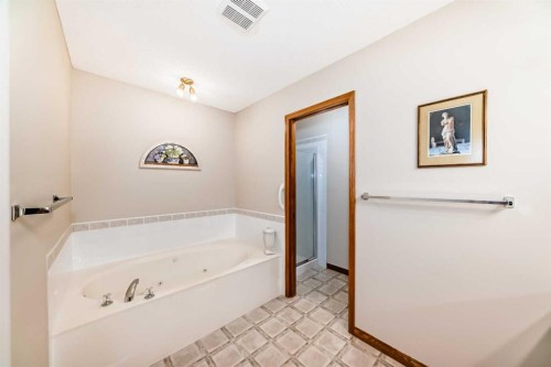 220 Rocky Ridge Villas Nw, Calgary, AB - Indoor Photo Showing Bathroom