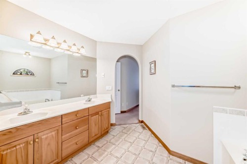 220 Rocky Ridge Villas Nw, Calgary, AB - Indoor Photo Showing Bathroom