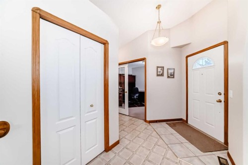220 Rocky Ridge Villas Nw, Calgary, AB - Indoor Photo Showing Other Room