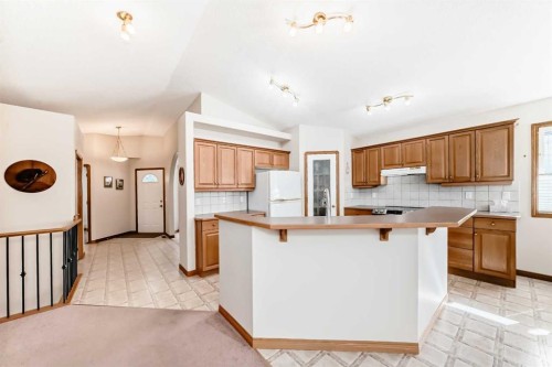 220 Rocky Ridge Villas Nw, Calgary, AB - Indoor Photo Showing Kitchen
