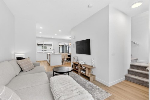 10 Currie Walk Sw, Calgary, AB - Indoor Photo Showing Living Room