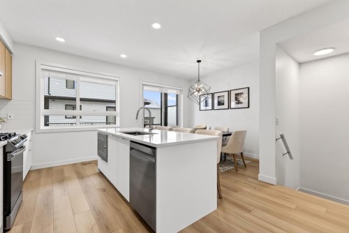 10 Currie Walk Sw, Calgary, AB - Indoor Photo Showing Kitchen