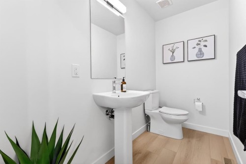 10 Currie Walk Sw, Calgary, AB - Indoor Photo Showing Bathroom