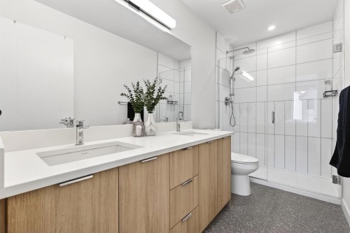 10 Currie Walk Sw, Calgary, AB - Indoor Photo Showing Bathroom