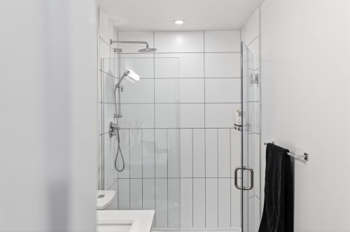 10 Currie Walk Sw, Calgary, AB - Indoor Photo Showing Bathroom