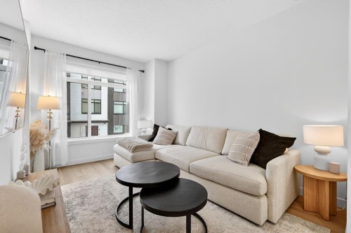 10 Currie Walk Sw, Calgary, AB - Indoor Photo Showing Living Room