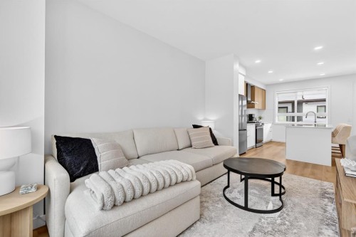 10 Currie Walk Sw, Calgary, AB - Indoor Photo Showing Living Room