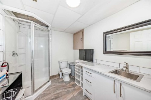200 Edgemont Estates Drive Nw, Calgary, AB - Indoor Photo Showing Bathroom