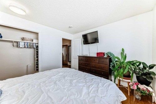 200 Edgemont Estates Drive Nw, Calgary, AB - Indoor Photo Showing Bedroom