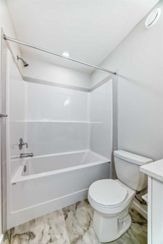 48 Creekside Rise Sw, Calgary, AB - Indoor Photo Showing Bathroom