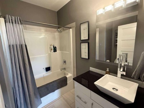10522 101 Avenue, Sexsmith, AB - Indoor Photo Showing Bathroom