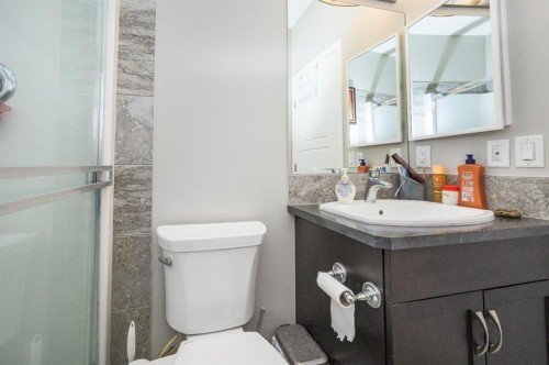 5 Masters Street Se, Calgary, AB - Indoor Photo Showing Bathroom