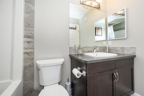 5 Masters Street Se, Calgary, AB - Indoor Photo Showing Bathroom