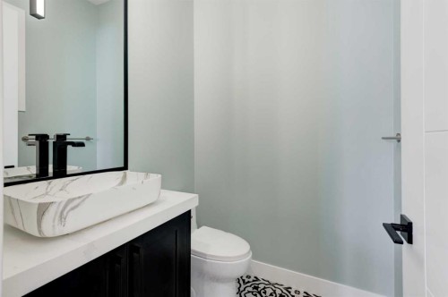 2425 27 Street Sw, Calgary, AB - Indoor Photo Showing Bathroom