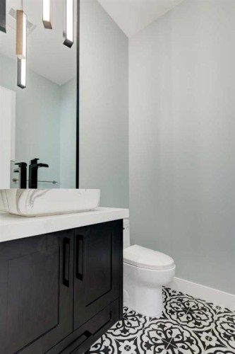 2425 27 Street Sw, Calgary, AB - Indoor Photo Showing Bathroom