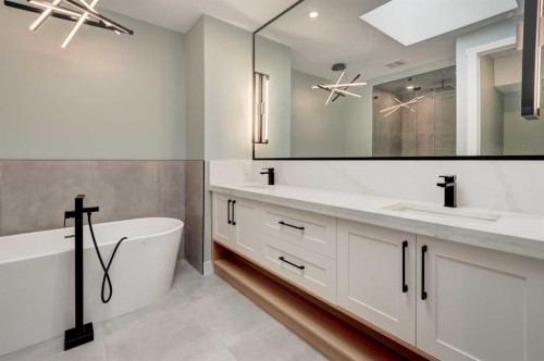 2425 27 Street Sw, Calgary, AB - Indoor Photo Showing Bathroom