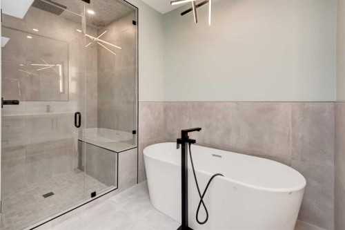 2425 27 Street Sw, Calgary, AB - Indoor Photo Showing Bathroom