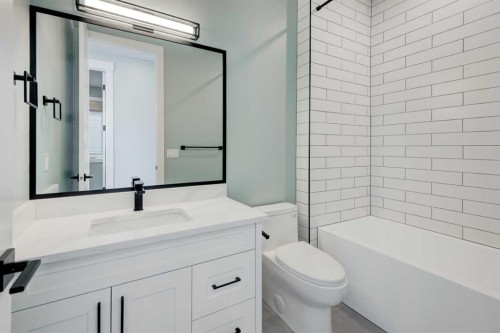 2425 27 Street Sw, Calgary, AB - Indoor Photo Showing Bathroom