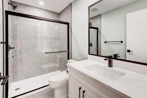 2425 27 Street Sw, Calgary, AB - Indoor Photo Showing Bathroom