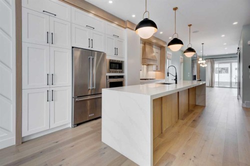 2425 27 Street Sw, Calgary, AB - Indoor Photo Showing Kitchen With Upgraded Kitchen