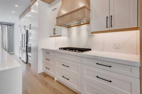 2425 27 Street Sw, Calgary, AB - Indoor Photo Showing Kitchen With Upgraded Kitchen