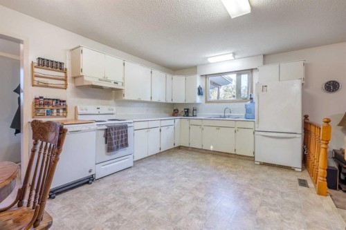 62 Buskmose Drive, Grandview, AB - Indoor Photo Showing Kitchen