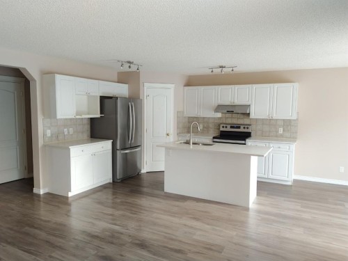 9 Somerside Crescent Sw, Calgary, AB - Indoor Photo Showing Kitchen