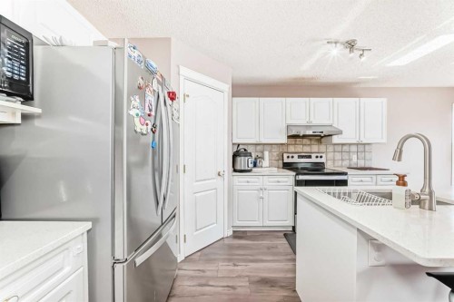 9 Somerside Crescent Sw, Calgary, AB - Indoor Photo Showing Kitchen
