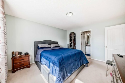 9 Somerside Crescent Sw, Calgary, AB - Indoor Photo Showing Bedroom