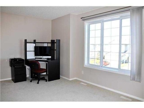 9 Somerside Crescent Sw, Calgary, AB - Indoor Photo Showing Bedroom