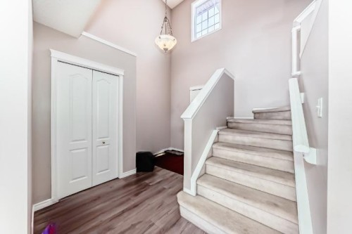 9 Somerside Crescent Sw, Calgary, AB - Indoor Photo Showing Other Room