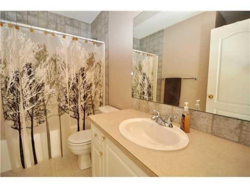 9 Somerside Crescent Sw, Calgary, AB - Indoor Photo Showing Bedroom