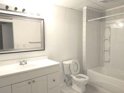 9 Somerside Crescent Sw, Calgary, AB - Indoor Photo Showing Bathroom