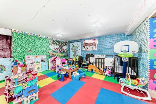 9 Somerside Crescent Sw, Calgary, AB - Indoor Photo Showing Other Room