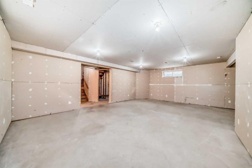 9 Somerside Crescent Sw, Calgary, AB - Indoor Photo Showing Garage