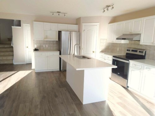 9 Somerside Crescent Sw, Calgary, AB - Indoor Photo Showing Kitchen