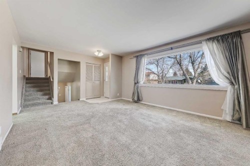 68 West Glen Crescent Sw, Calgary, AB - Indoor Photo Showing Other Room