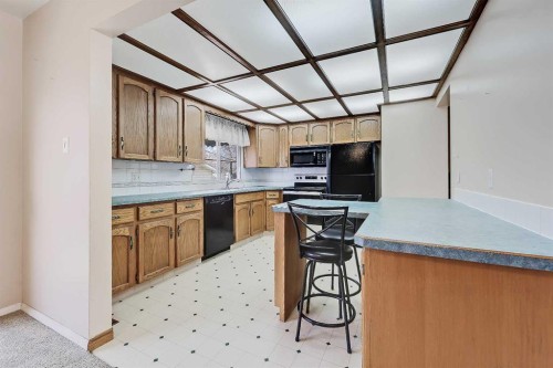 68 West Glen Crescent Sw, Calgary, AB - Indoor Photo Showing Kitchen