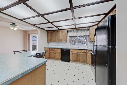 68 West Glen Crescent Sw, Calgary, AB - Indoor Photo Showing Kitchen