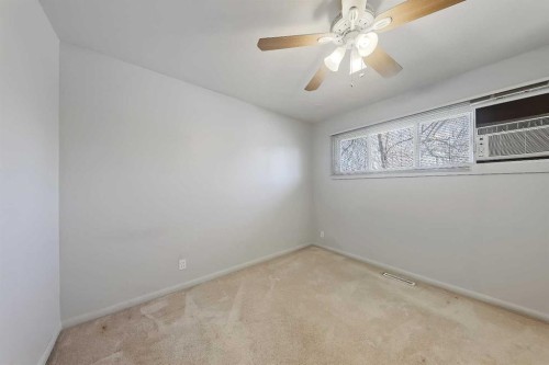 68 West Glen Crescent Sw, Calgary, AB - Indoor Photo Showing Other Room