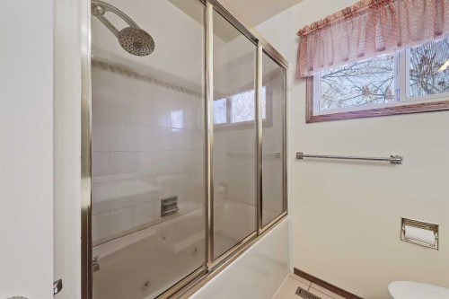 68 West Glen Crescent Sw, Calgary, AB - Indoor Photo Showing Bathroom