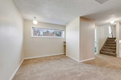 68 West Glen Crescent Sw, Calgary, AB - Indoor Photo Showing Other Room