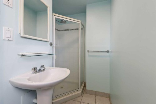 68 West Glen Crescent Sw, Calgary, AB - Indoor Photo Showing Bathroom