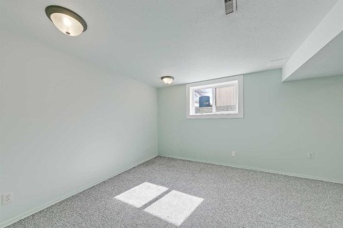 68 West Glen Crescent Sw, Calgary, AB - Indoor Photo Showing Other Room